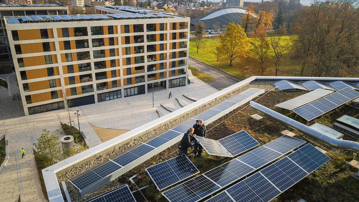 Installateurs solaires sur un toit d'immeuble