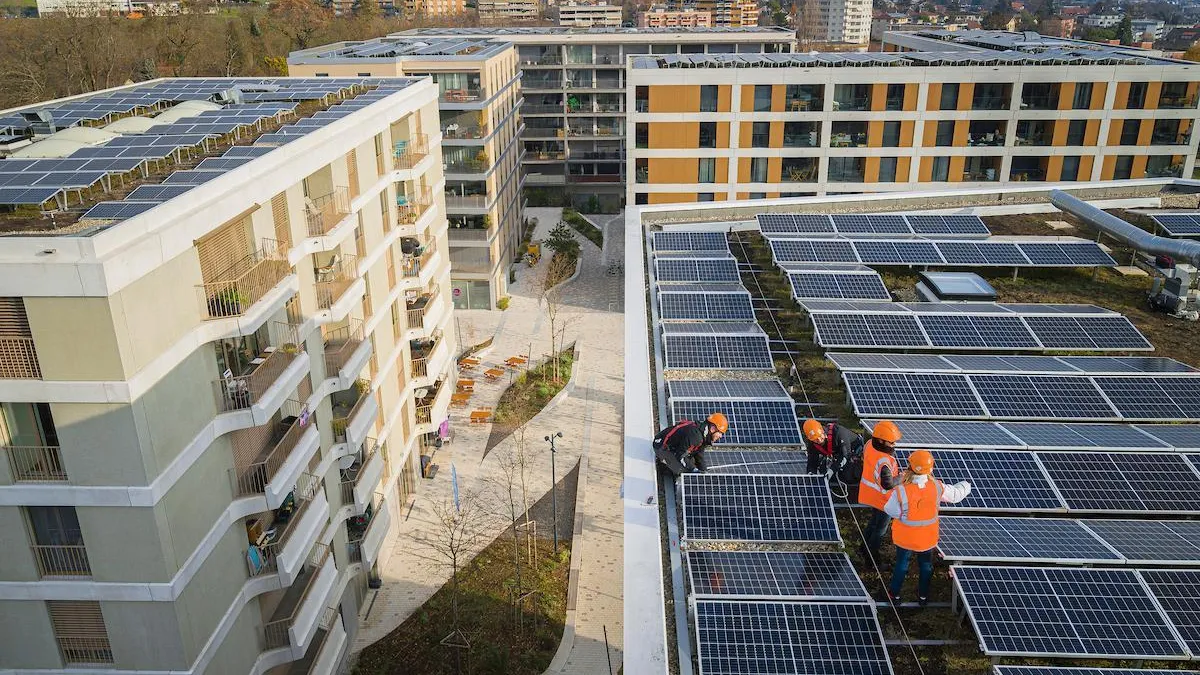 Installateurs solaires sur un toit d'immeuble