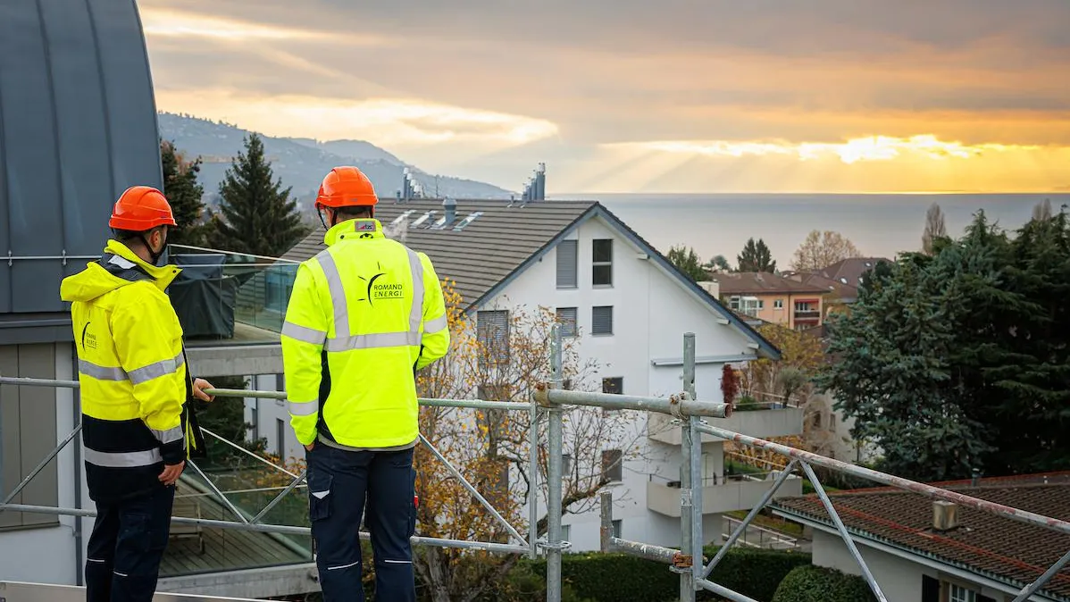 Deux collaborateurs Romande Energie sur un chantier de rénovation