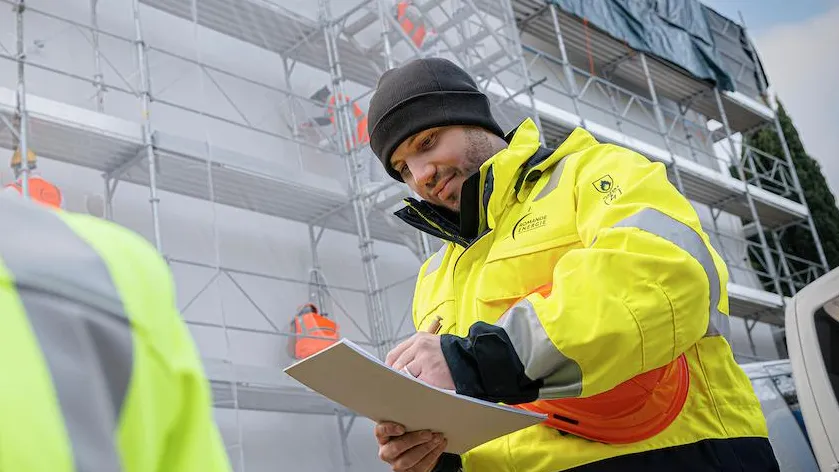 Deux collaborateurs Romande Energie devant un chantier