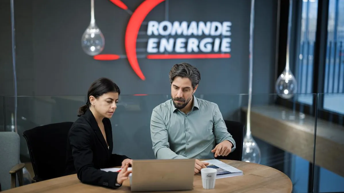 Commerciale Romande Energie avec client