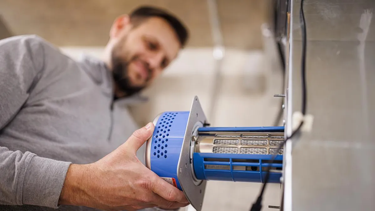 Individu installant un purificateur d'air