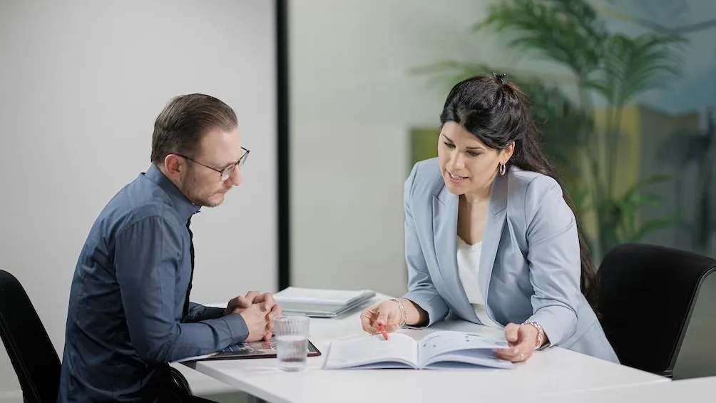 commerciale et client Romande Energie en rendez-vous