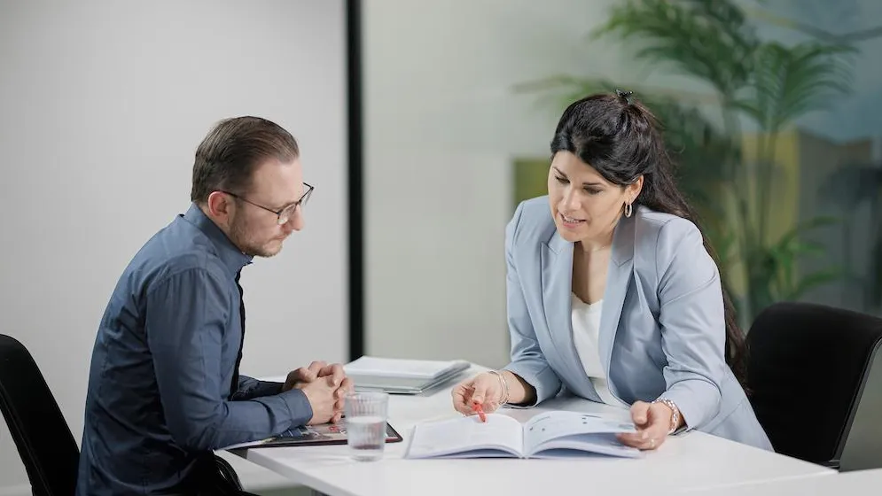 Client face à une conseillère Romande Energie