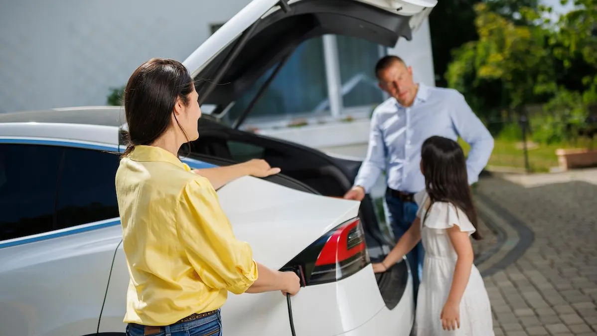 Famille rechargeant leur véhicule électrique