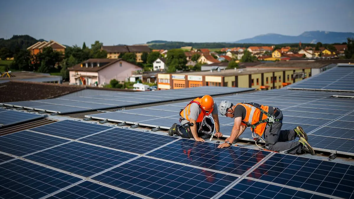 Installateurs solaires sur un toit 