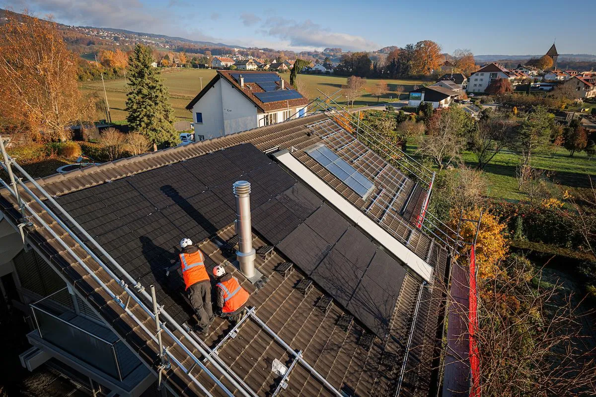 Installateurs solaires sur un toit d'une maison individuelle