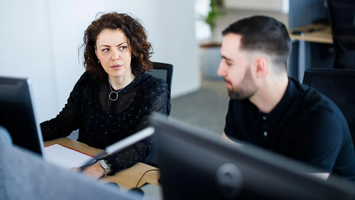 Collaborateurs RE travaillant sur leur ordinateur