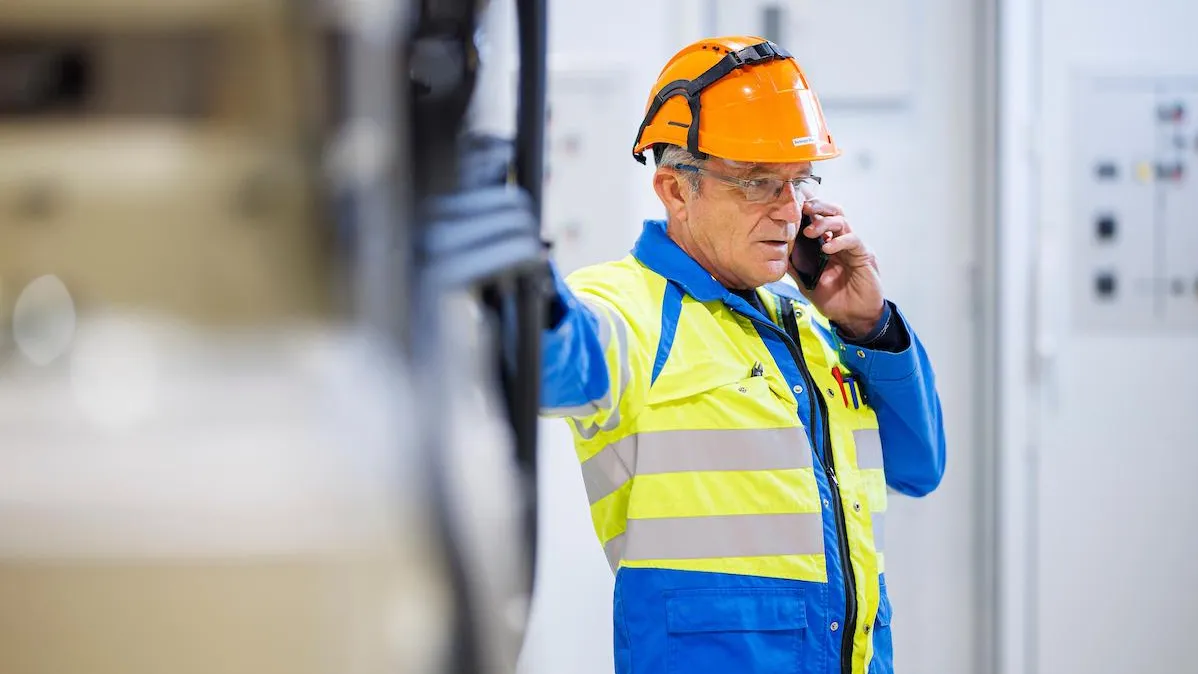 Collaborateur électricien Romande Energie au téléphone 