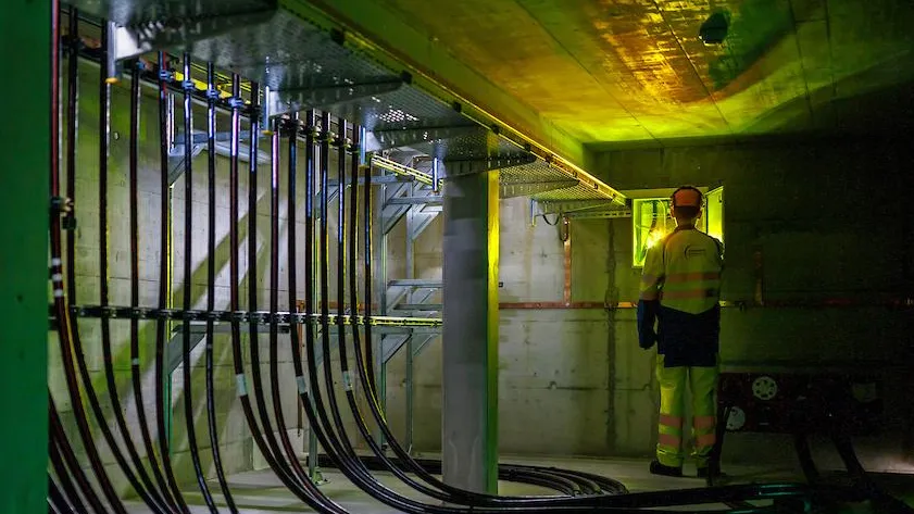 Électricien Romande Energie à l'ouvrage