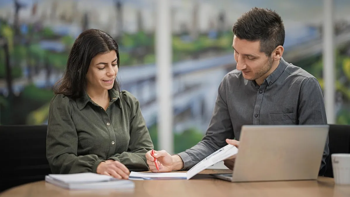 Commercial Romande Energie échangeant avec une cliente