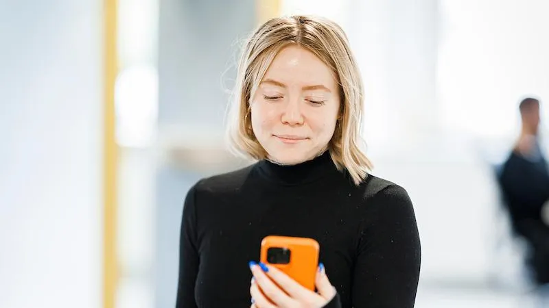 Apprentie Romande Energie sur son téléphone