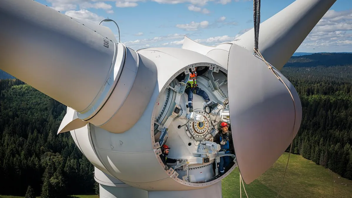 Ouvriers dans le rotor d'une éolienne de Sainte-Croix