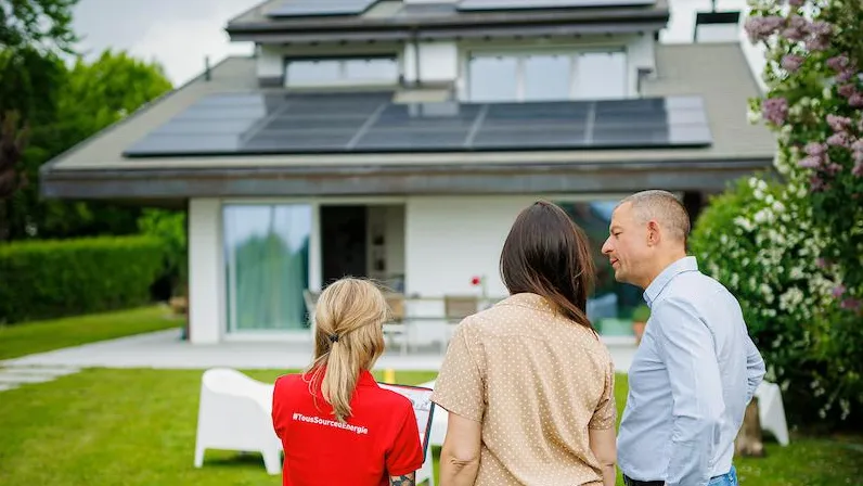 Clients Romande Energie devant leur maison avec une experte CECB