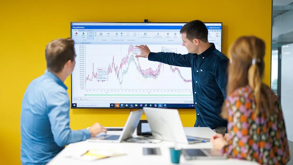 Expert Romande Energie expliquant un graphique à ses collègues