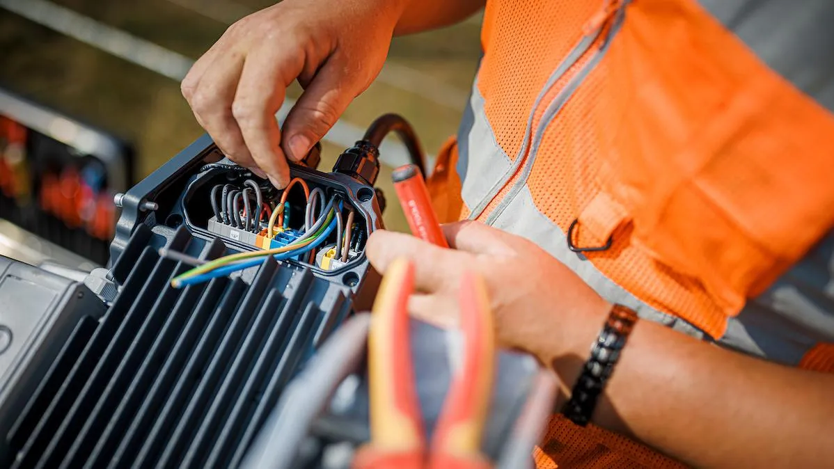 Collaborateur Romande Energie effectuant un branchement d'éclairage 