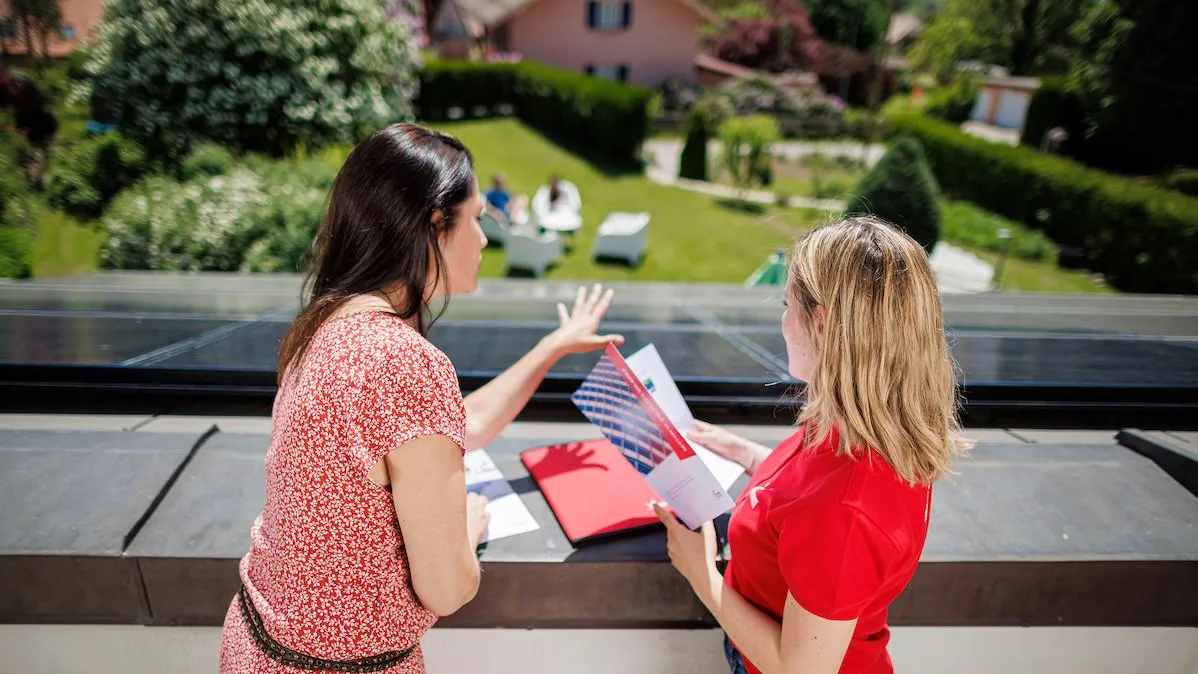 Conseiller Romande Energie avec un client 