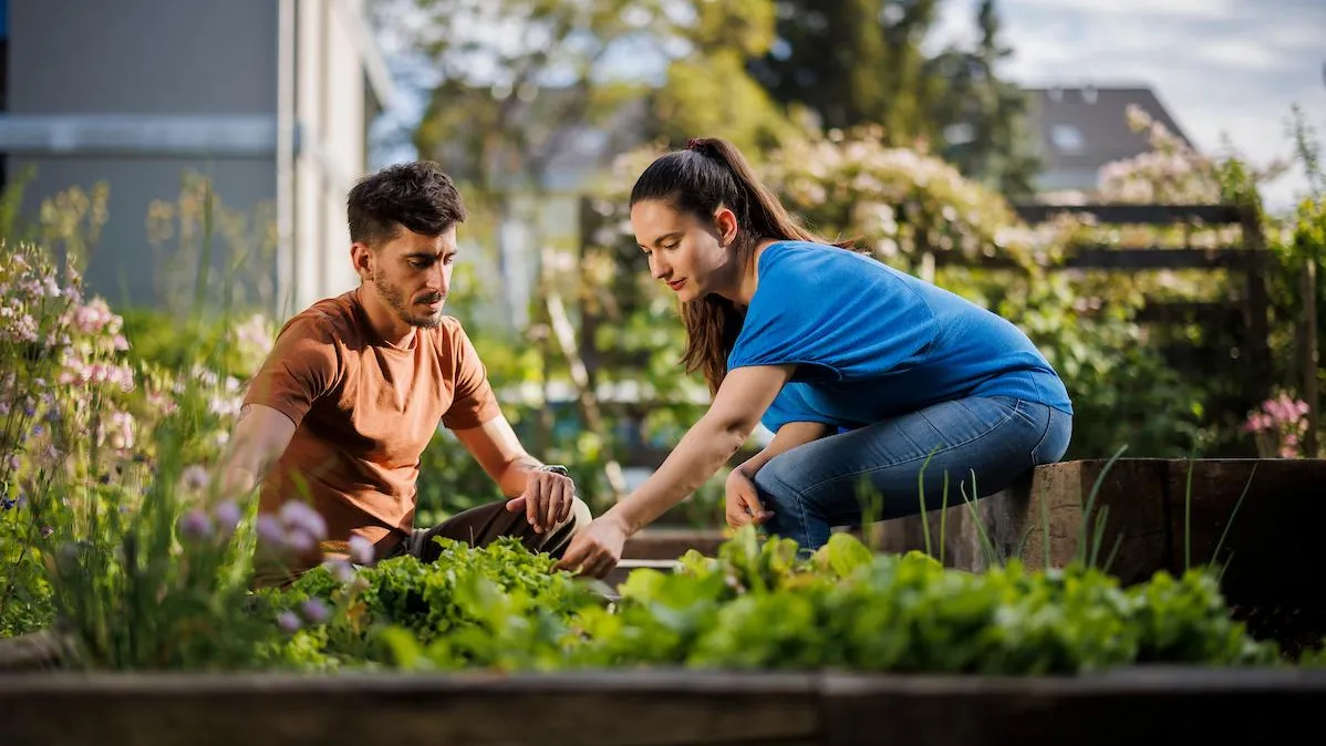 Deux personnes dans un jardin