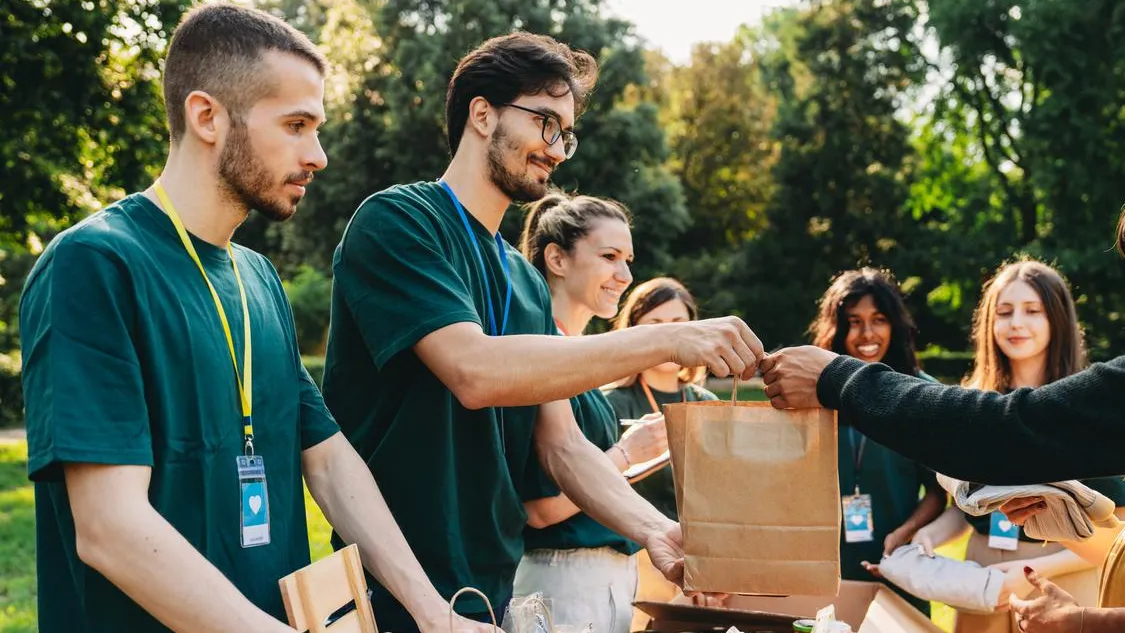 Volontaires distribuant des denrées