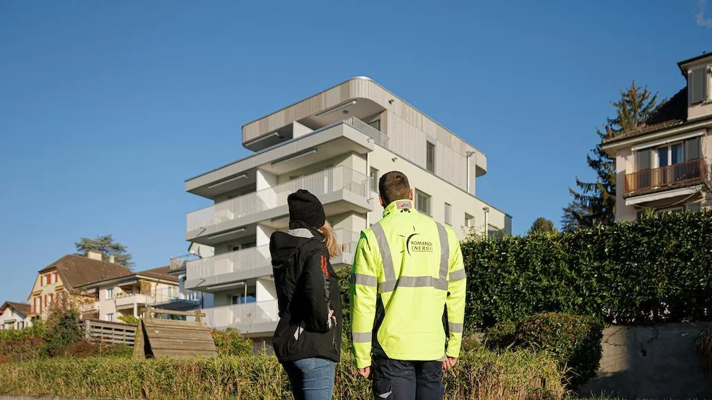 deux personnes regardant un bâtiment surélevé