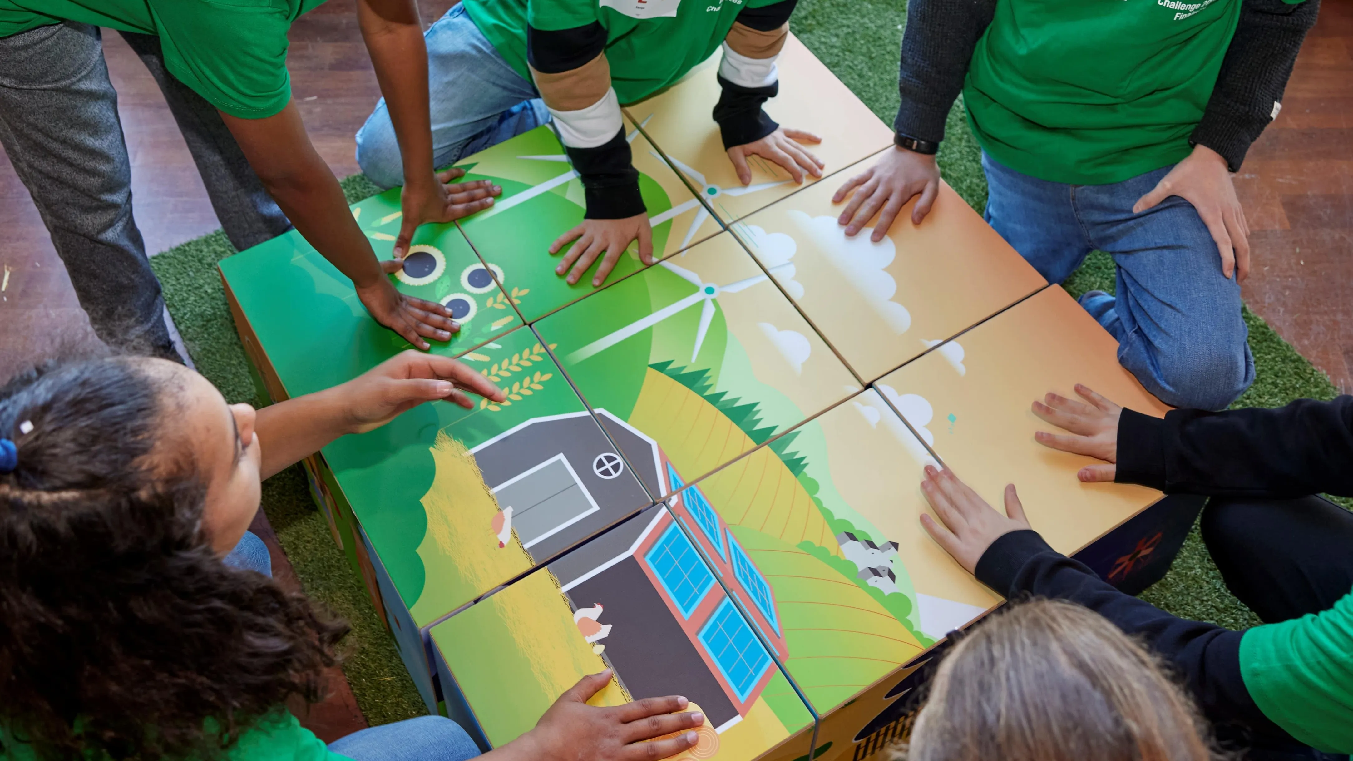 Explorateurs de l'énergie jouant au puzzle géant