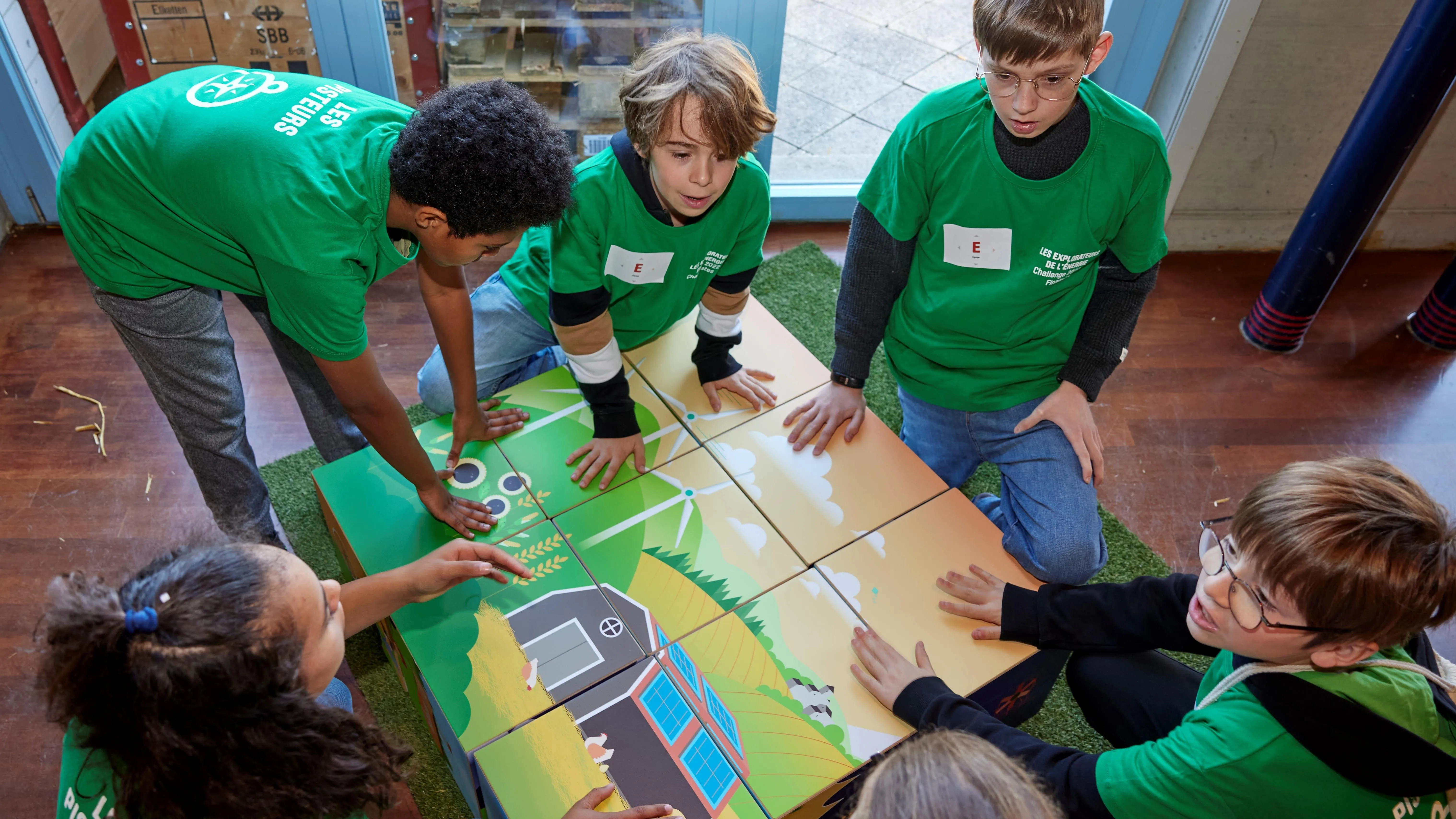 Explorateurs de l'énergie jouant au puzzle géant