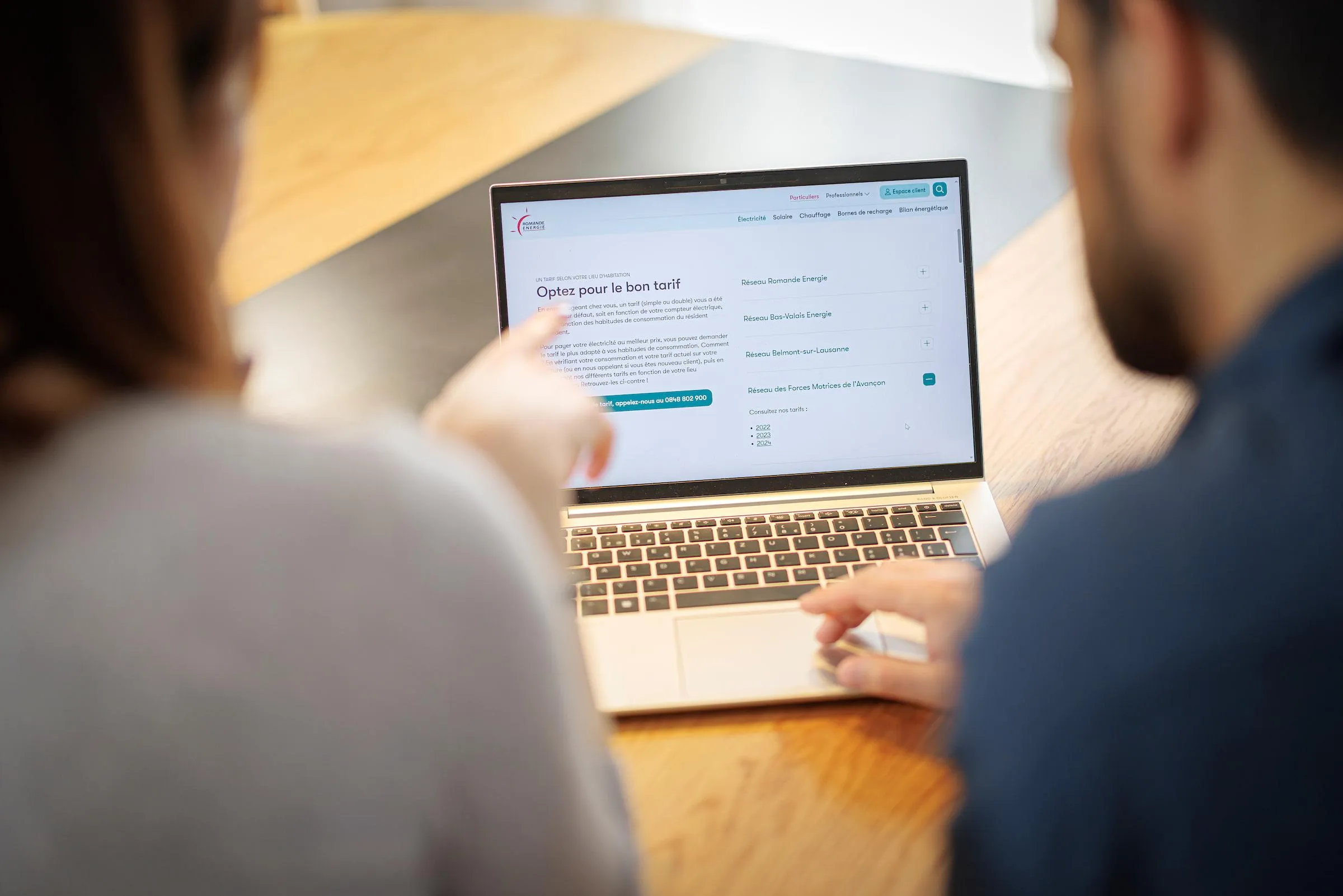 deux personnes regardant un ordinateur