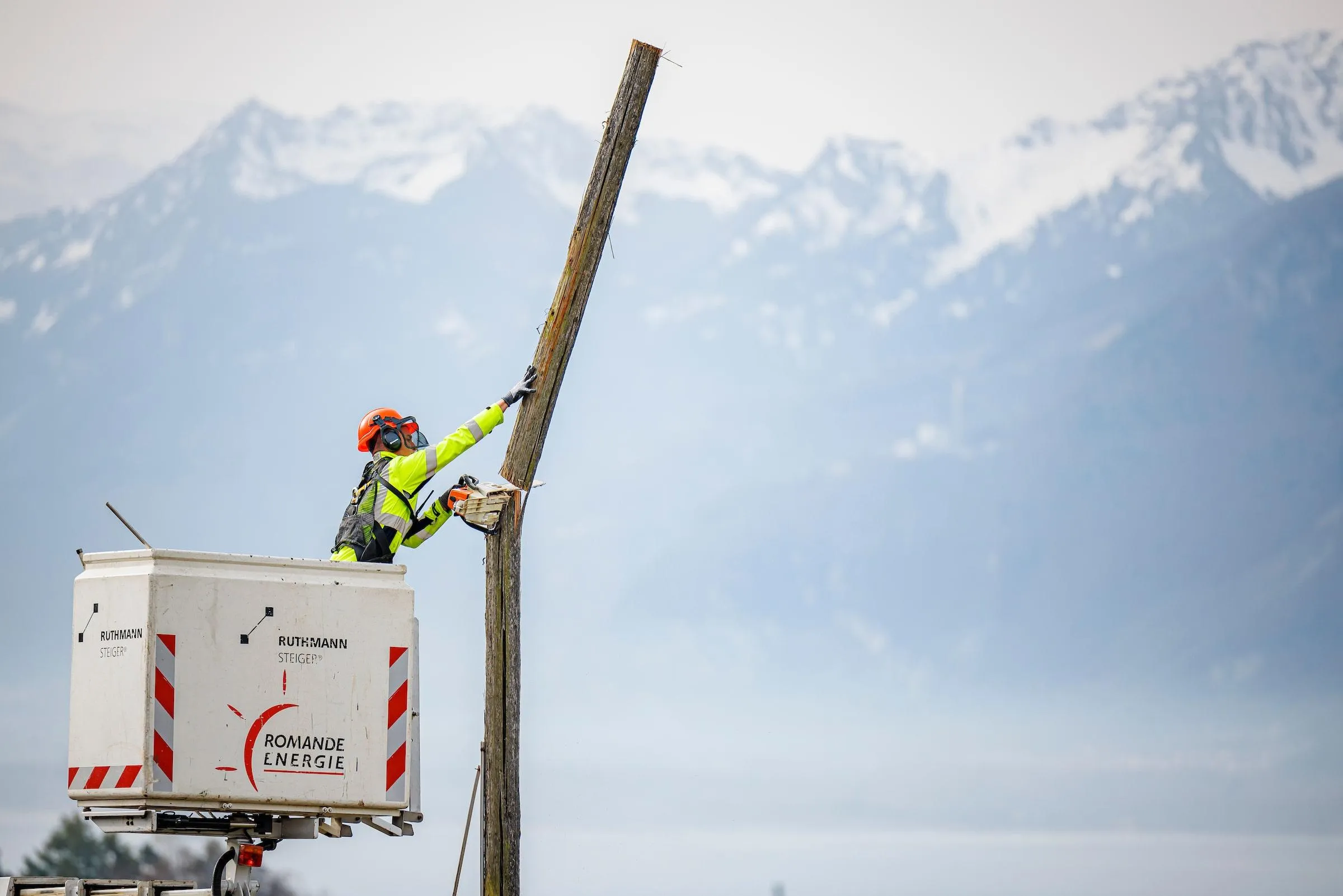 technicien réparant une ligne électrique
