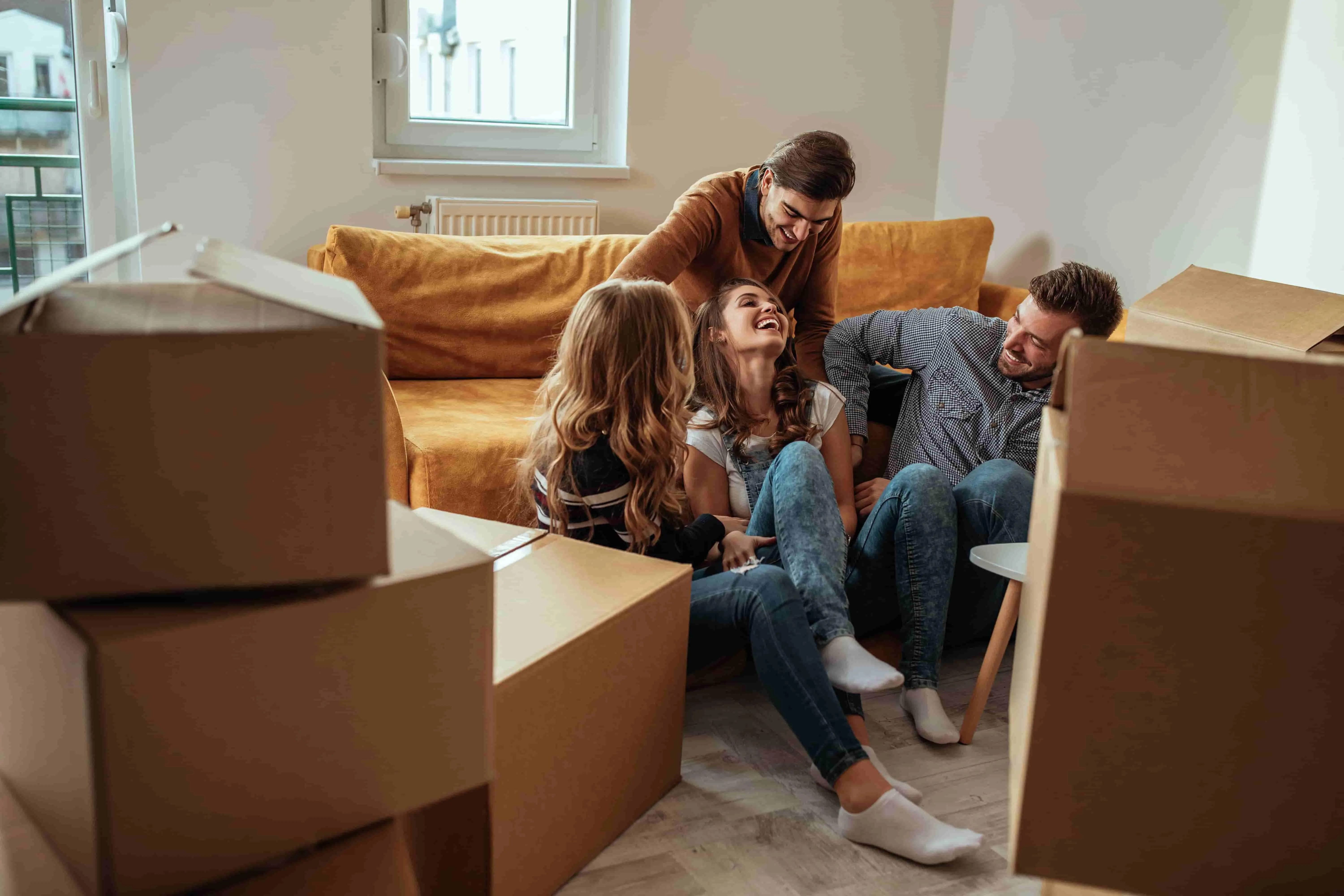 personnes en plein déménagement