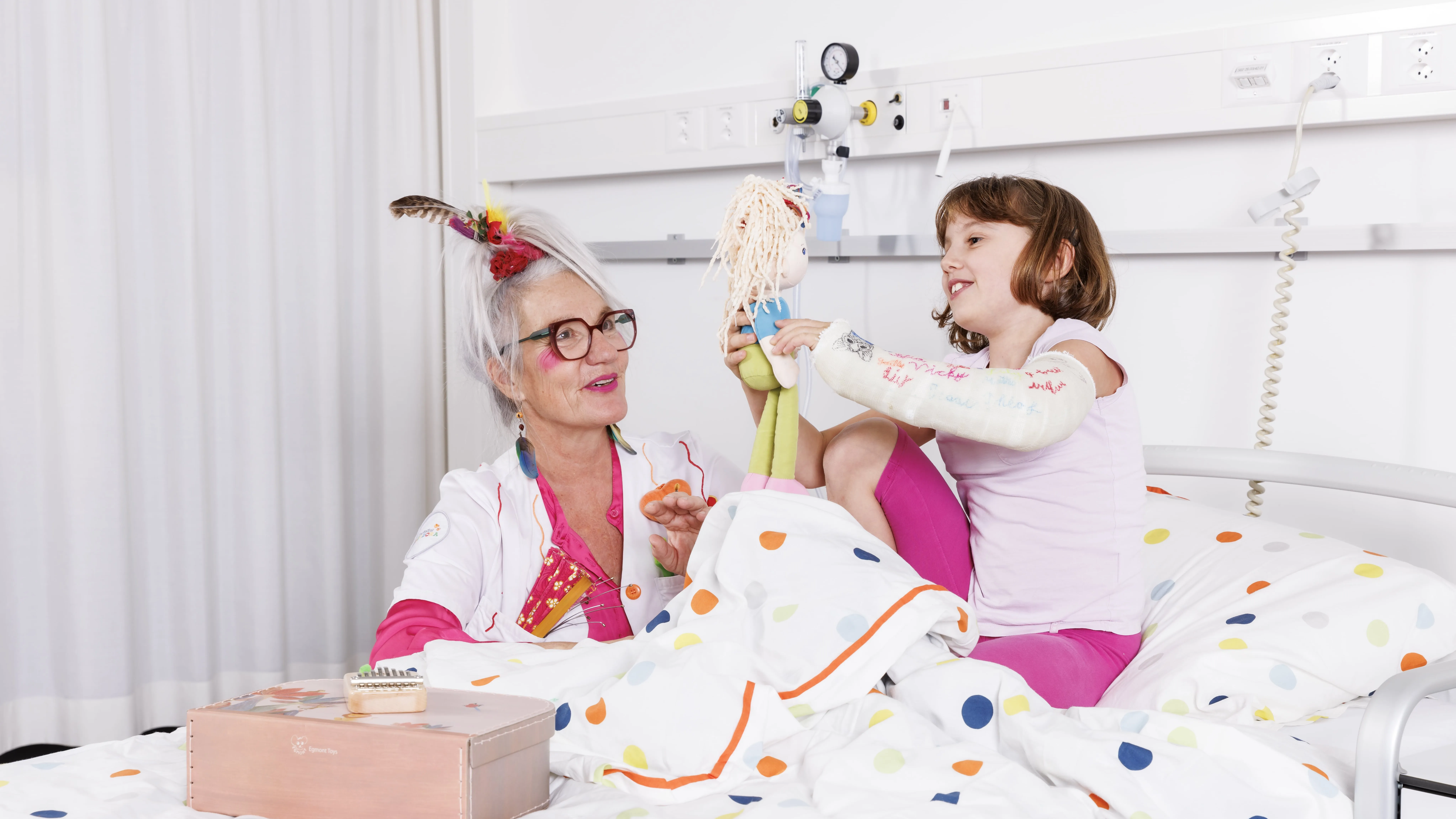 Docteur Rêves de la fondation Théodora avec une enfant hospitalisée