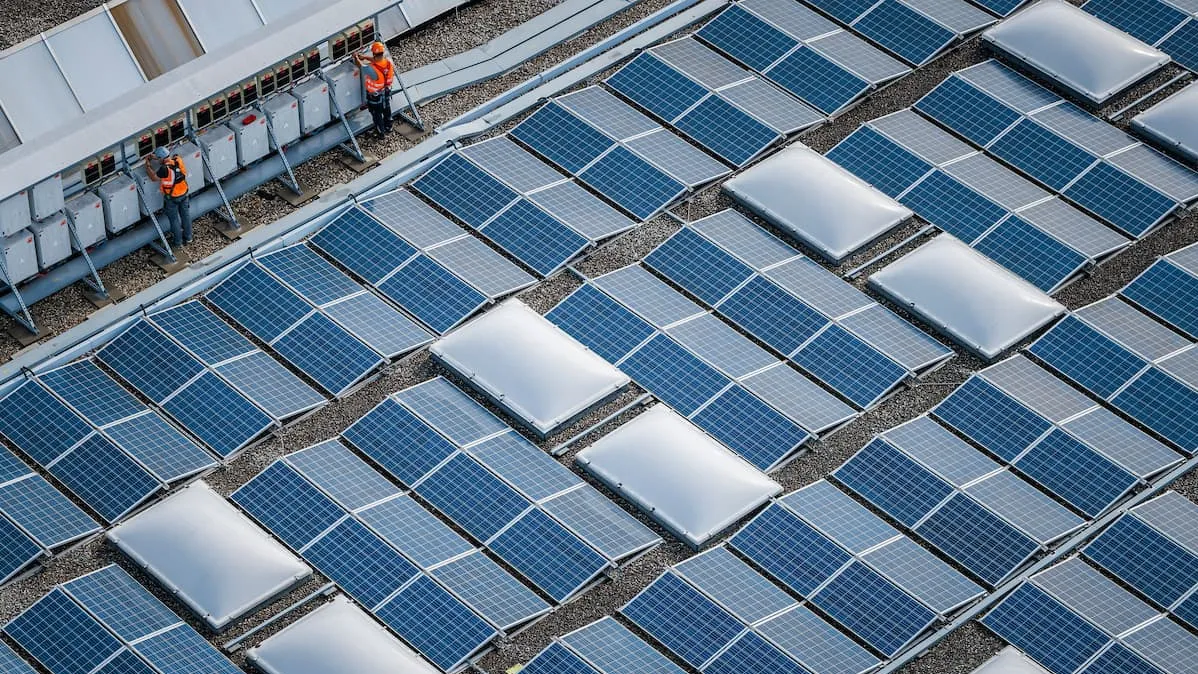 Toit d'entreprise industrielle équipé de panneaux solaires