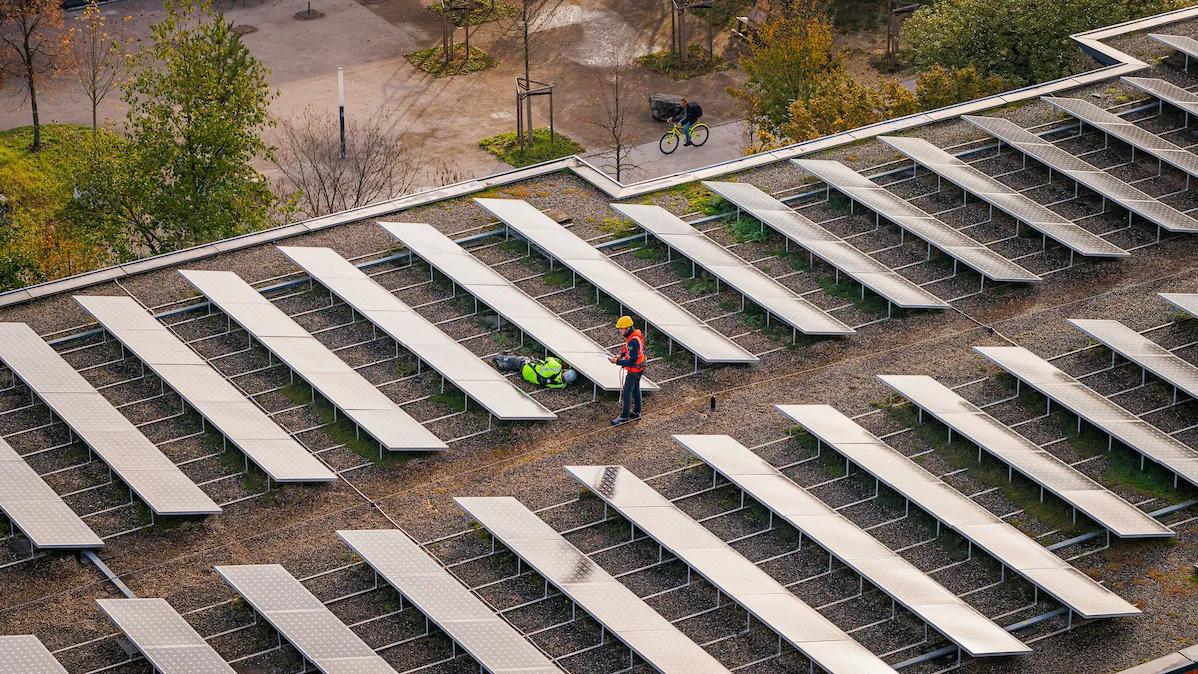 Installateurs solaires sur un toit d'immeuble