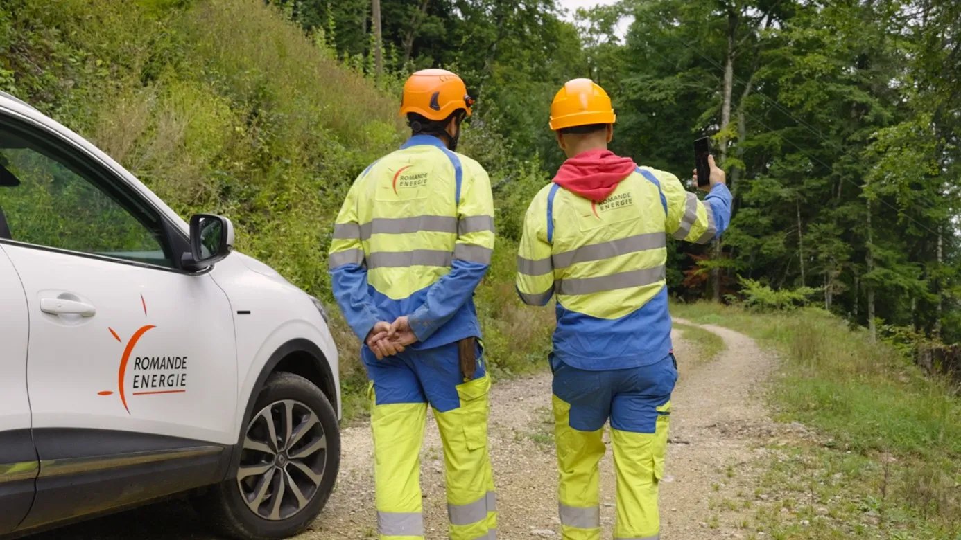 Employés Romande Energie de dos