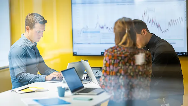 Employés Romande Energie de dos