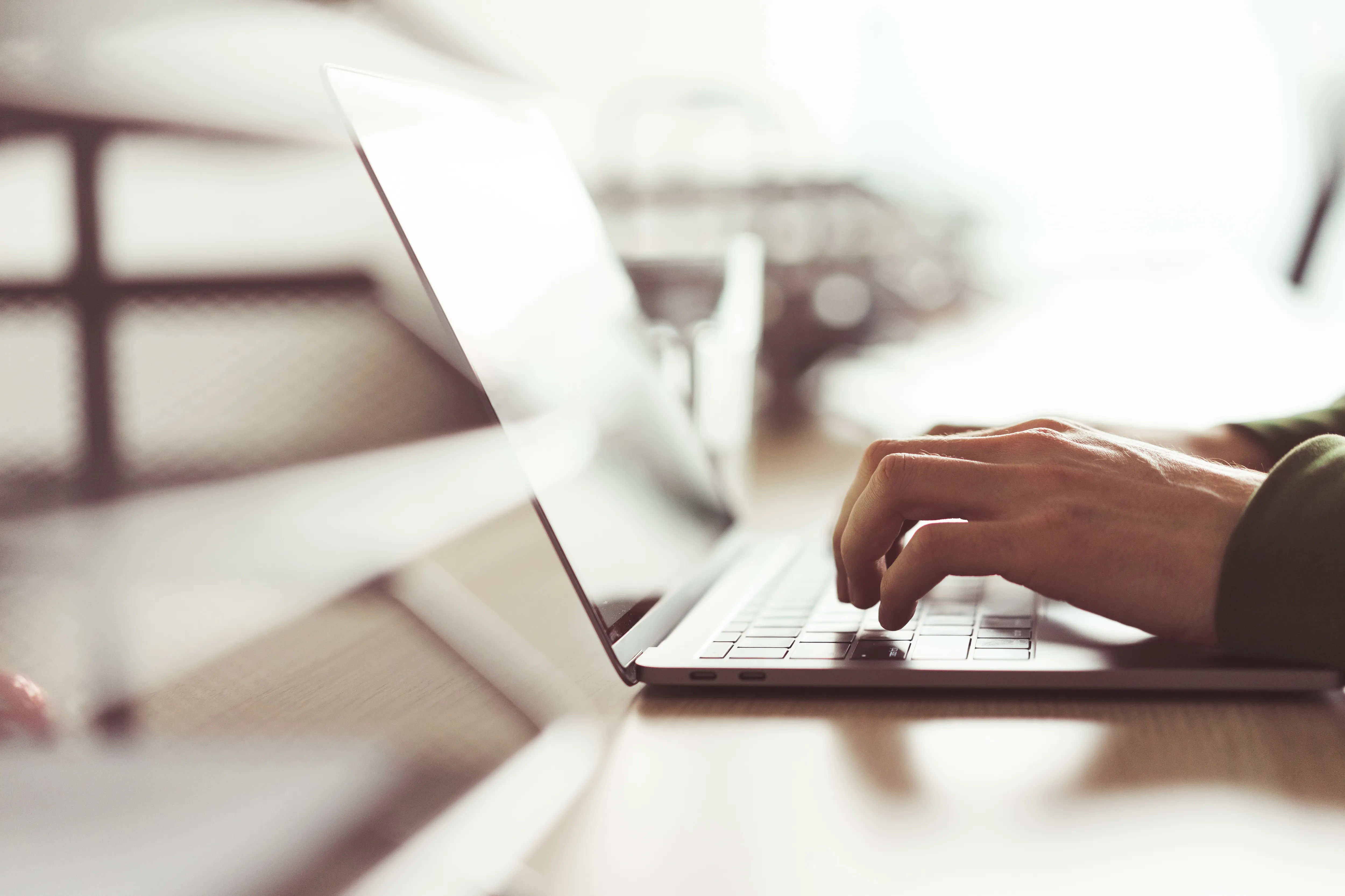 homme travaillant sur son laptop