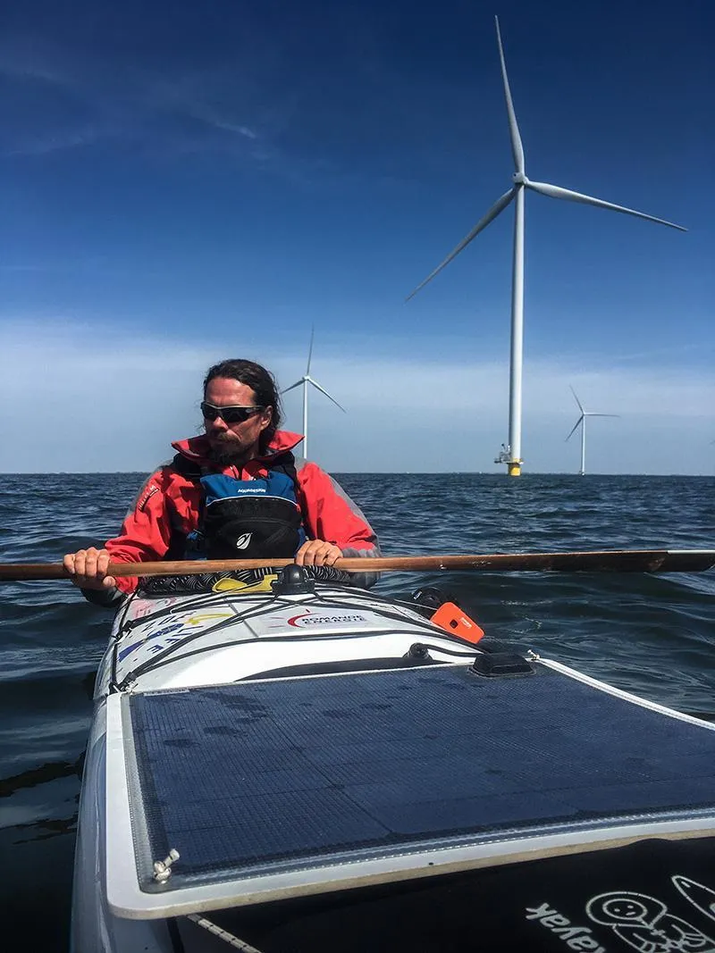 Traversée d'un champ d'éolienne dans l'Ĳsselmeer au Pays-Bas