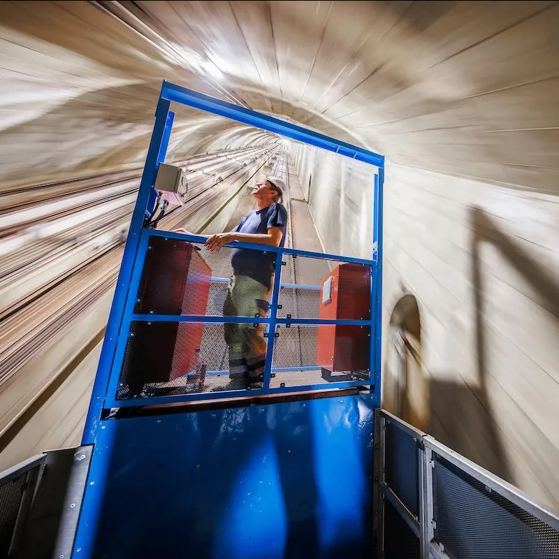 Guide dans le funiculaire de la centrale des Clées