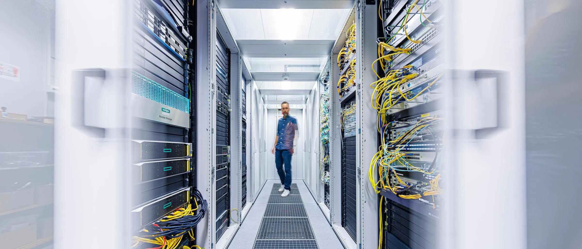 Collaborateur Romande Energie dans le data center