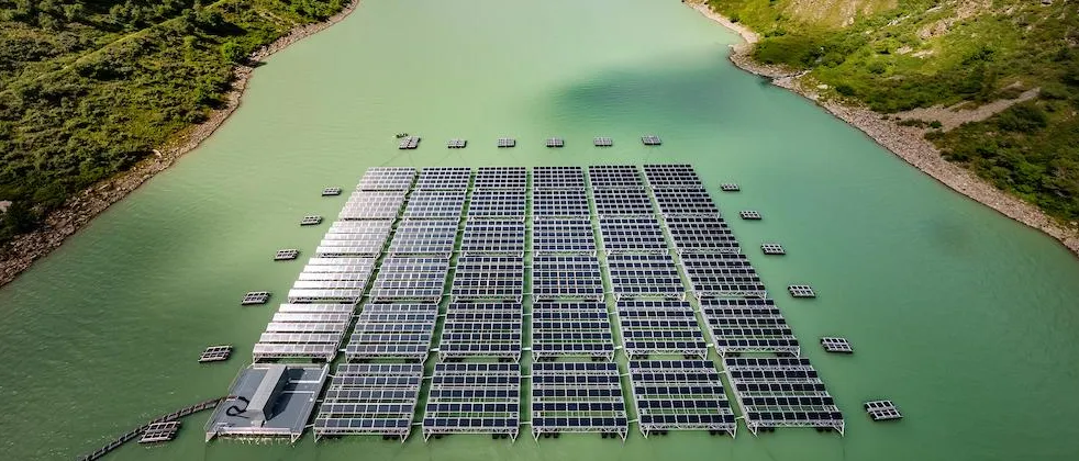 Parc solaire flottant des Toules en été