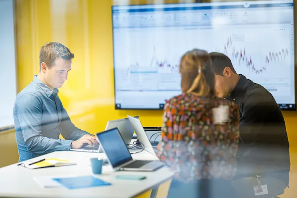 Employés Romande Energie de dos
